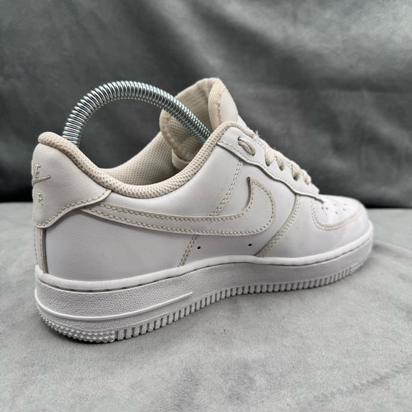 Nike Air Force 1 Low ’07 Triple White Women’s Size 7 Classic Sneakers - Picture 7 of 14